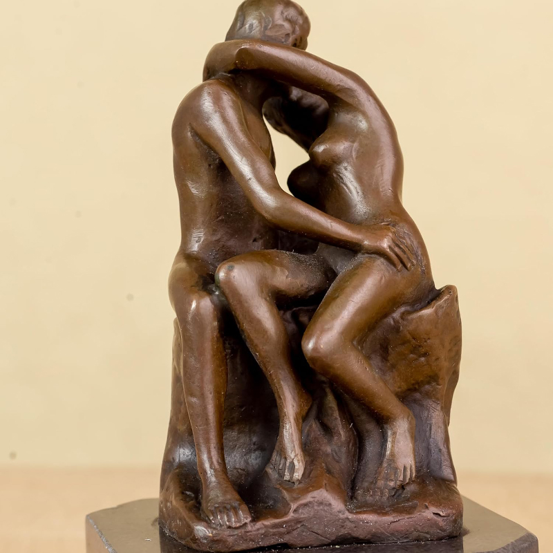 bronze statue the kiss