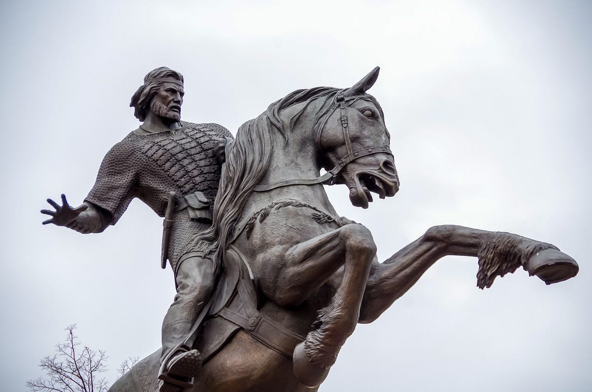 Does a horse statues pose give clues to how its rider died?