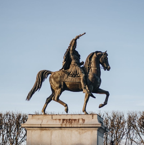 Does a horse statue's pose give clues to how its rider died?